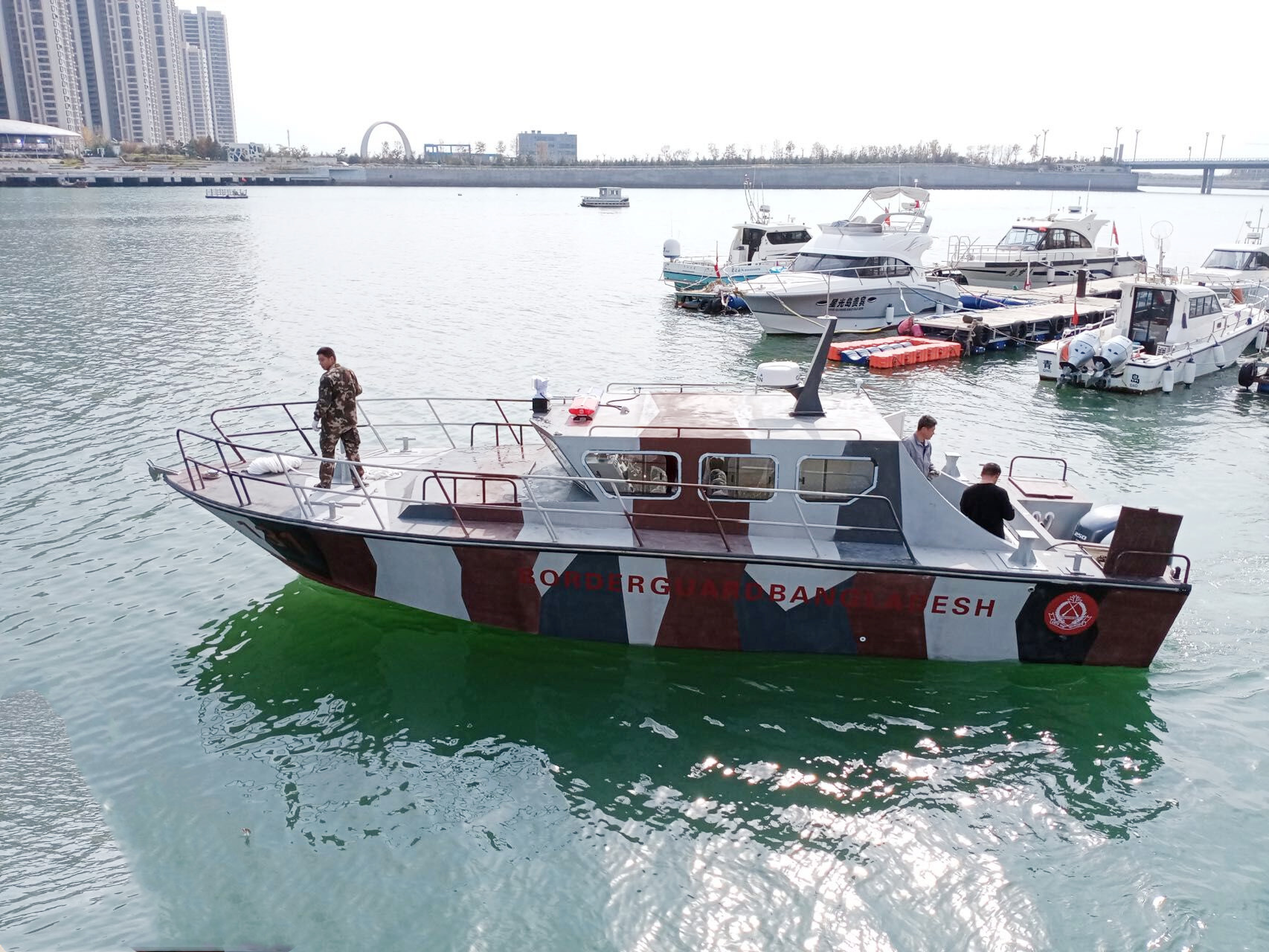 Barco de aluminio Quiet Green Ocean